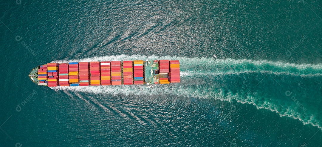 Vista aérea de cima do navio de carga com contrail no mar oceano.