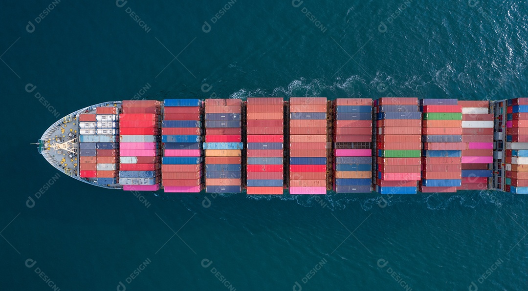 Antena de navio de carga transportando contêiner e correndo para exportação.