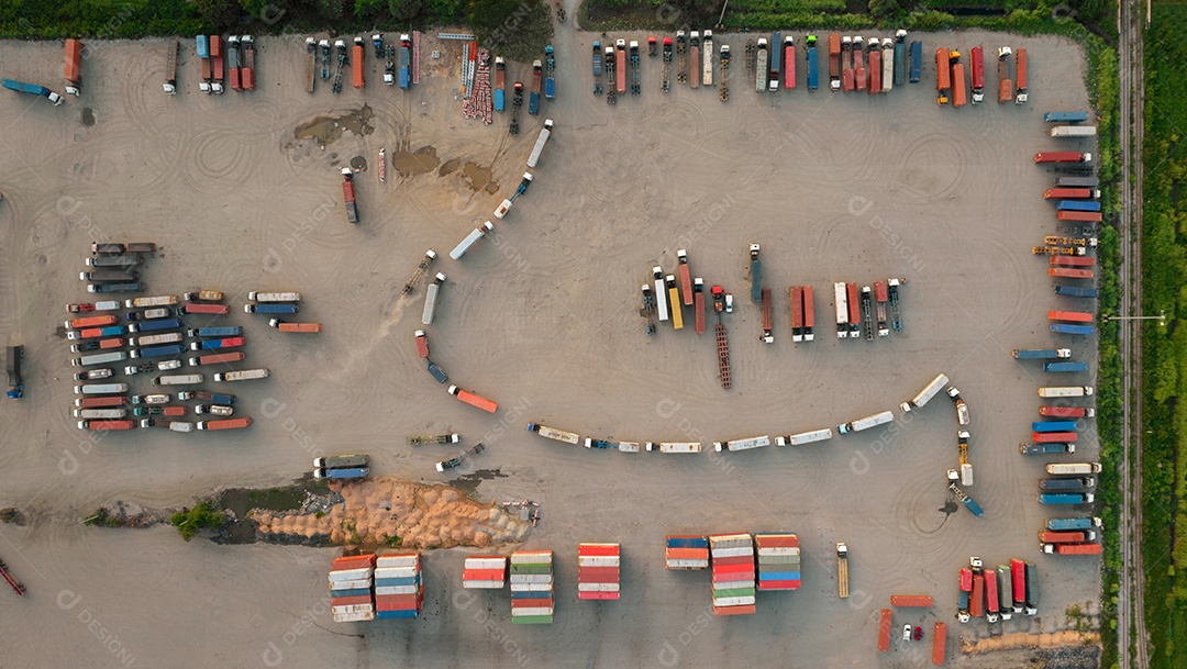 Vista superior aérea de muitas linhas da cadeia de suprimentos de caminhões transportam contêiner de carga, caminhão de carga para importação e exportação de transporte para o comerciante.