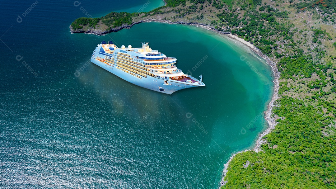 Belo navio de cruzeiro branco cruzeiro de luxo perto da bela ilha paradisíaca praia de areia e mar azul conceito turismo viajar de férias tirar um tempo de férias no dia de verão.