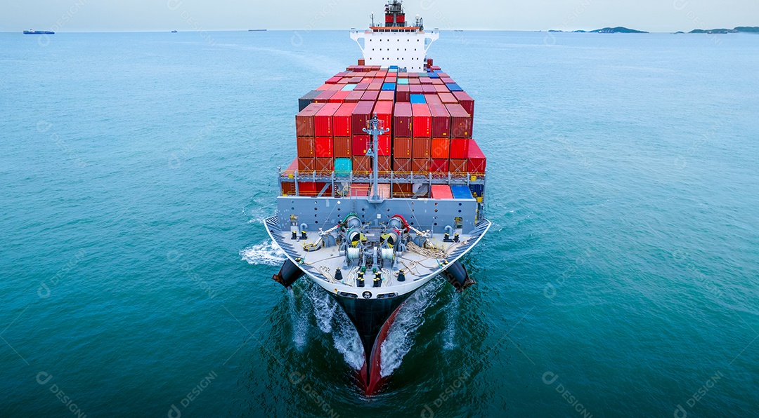 Vista frontal aérea do navio de carga com rastro no navio marítimo oceânico transportando contêiner e correndo para exportação do porto internacional de contêineres para o conceito de oceano personalizado transporte de carga por serviço de navio