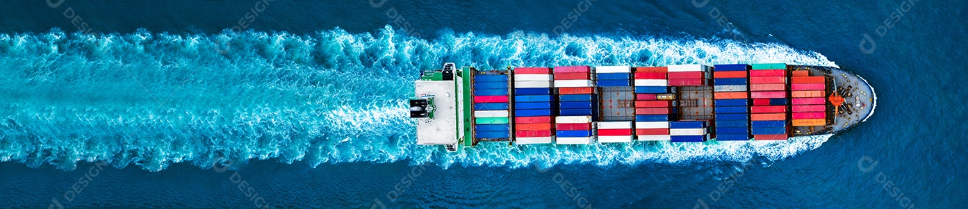 Vista aérea superior do navio porta-contentores com contrail no navio marítimo oceânico transportando contentores e correndo para exportação do porto internacional de contentores para o conceito personalizado de transporte marítimo por serviço de navi