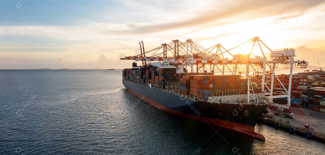 Navio de contêineres de carga carregando carga por guindaste inteligente no conceito de porto de depósito de contêiner de terminal internacional transporte de frete e serviço de tecnologia de logística inteligente.