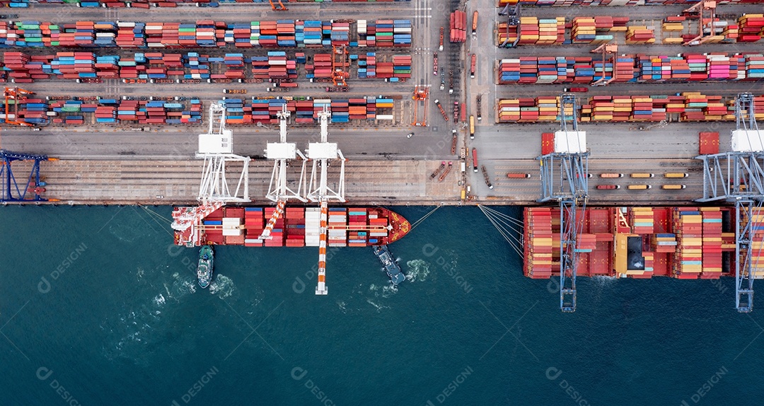 Vista aérea superior do guindaste que empresta o contêiner de carga ao navio porta-contêineres no conceito de porto do terminal internacional transporte de mercadorias por navio