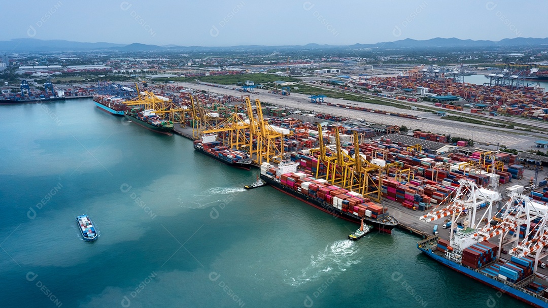 Vista aérea da dragagem do navio porta-contentores de carga por rebocador para o conceito de porto de terminal internacional transporte de mercadorias por navio