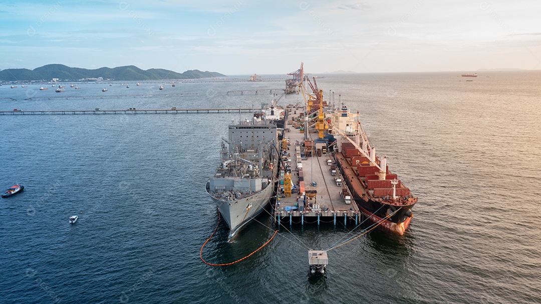 Guindaste inteligente emprestando contêiner de carga para navio porta- contêineres no interior.