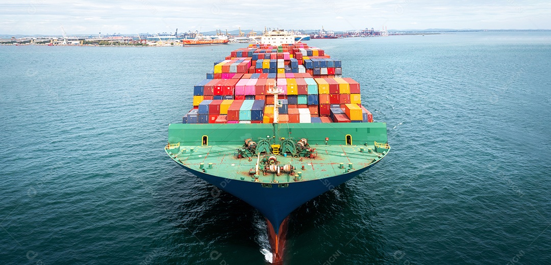 Antena de navio de carga transportando contêiner e correndo para exportação.