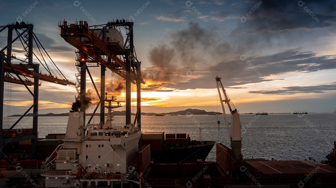 Emissões de gases de escape de fumaça do navio de carga lagre, gases de escape do motor diesel marinho da combustão.