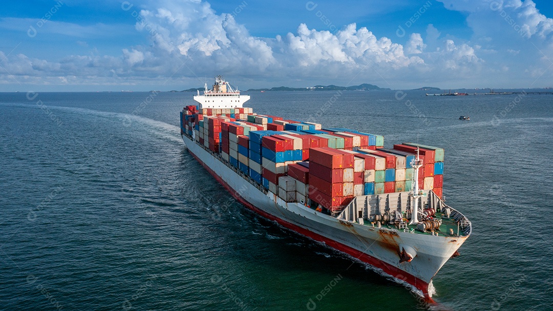 Vista lateral aérea do navio de carga transportando contêiner e correndo.