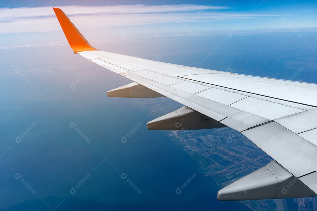 Vista aérea através da janela de viagens de passageiros de conceito de avião.