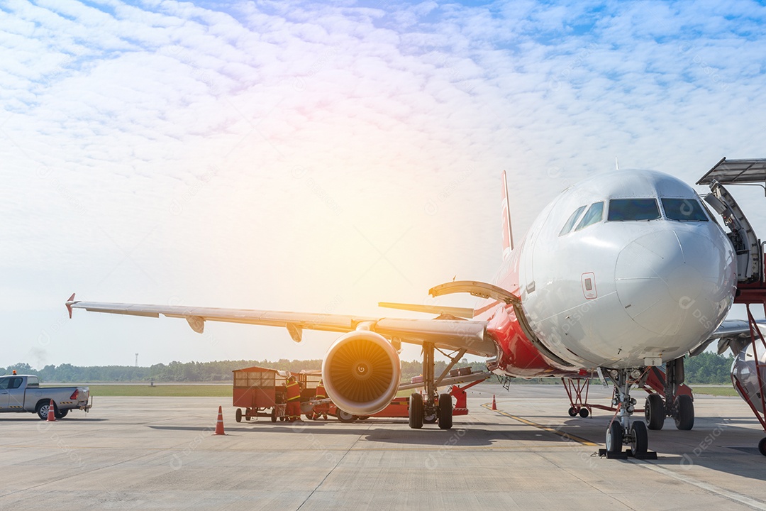 Avião de passageiros espera para carregar bagagem.