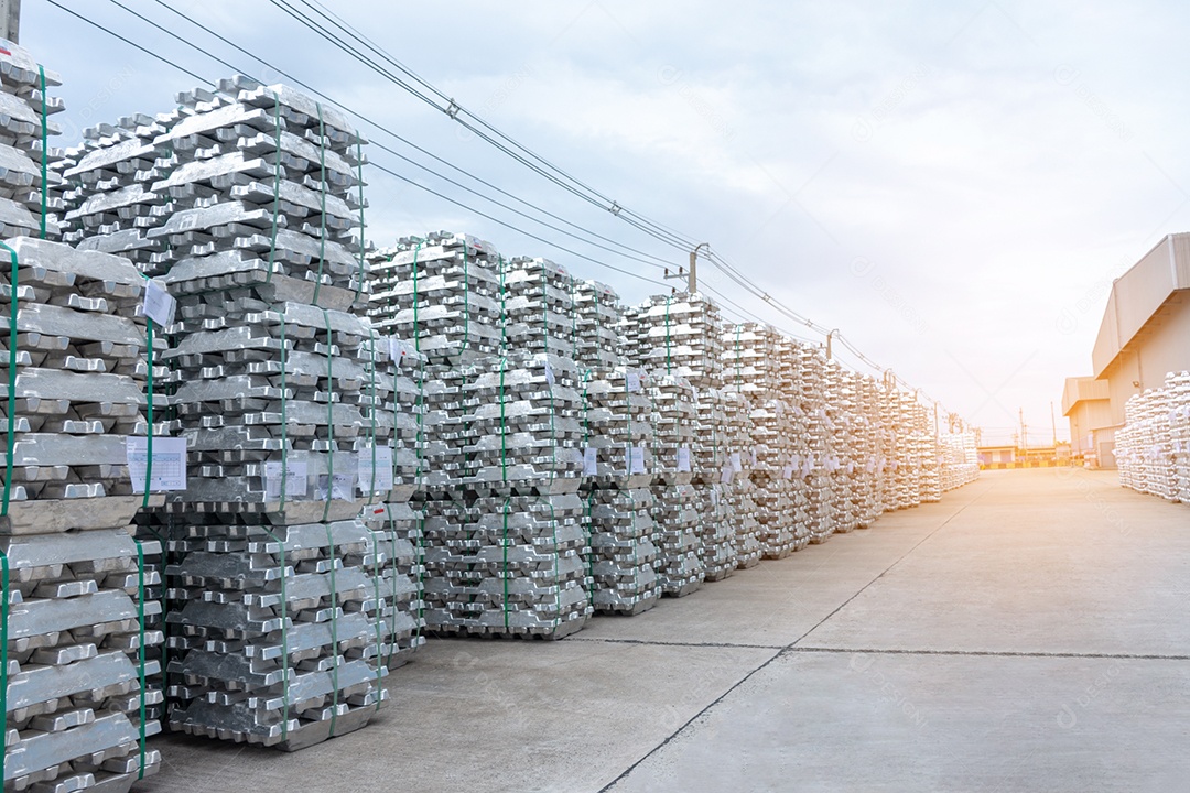 Os lingotes de barra de alumínio metálico na fábrica armazenam matéria-prima.
