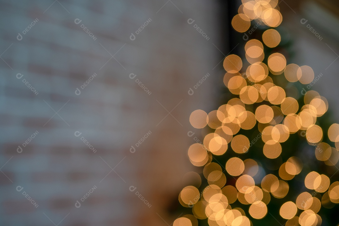 Bokeh desfocado amarelo na árvore de Natal na sala e foco suave.