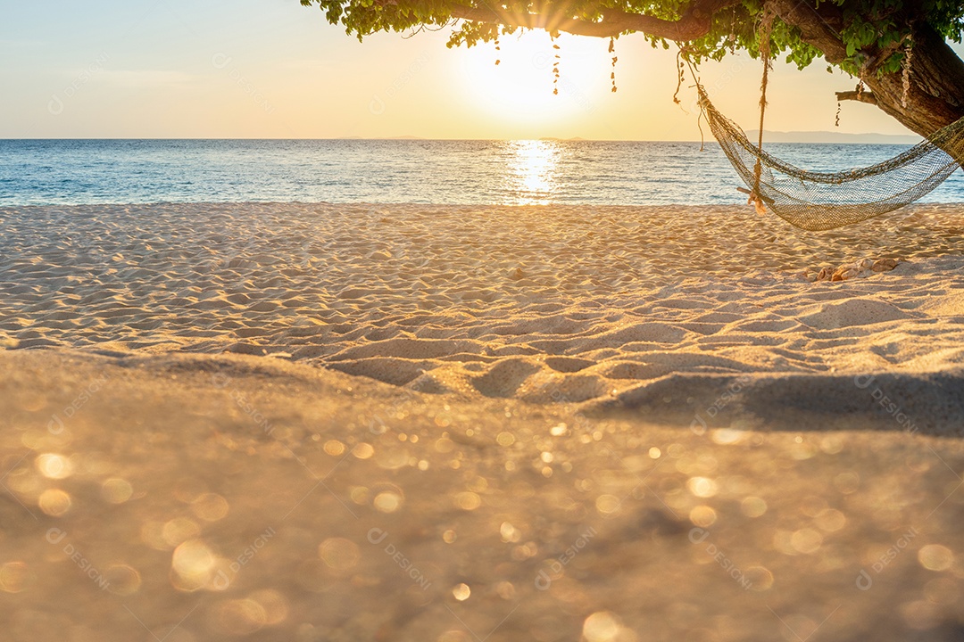 Bela vista da praia de areia ao pôr do sol no verão, ilha de luxo.