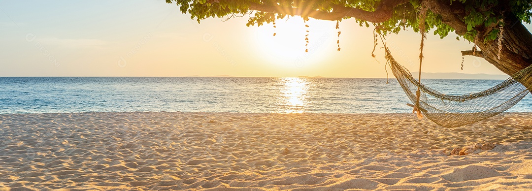 Bela vista da praia de areia ao pôr do sol no verão, ilha de luxo.