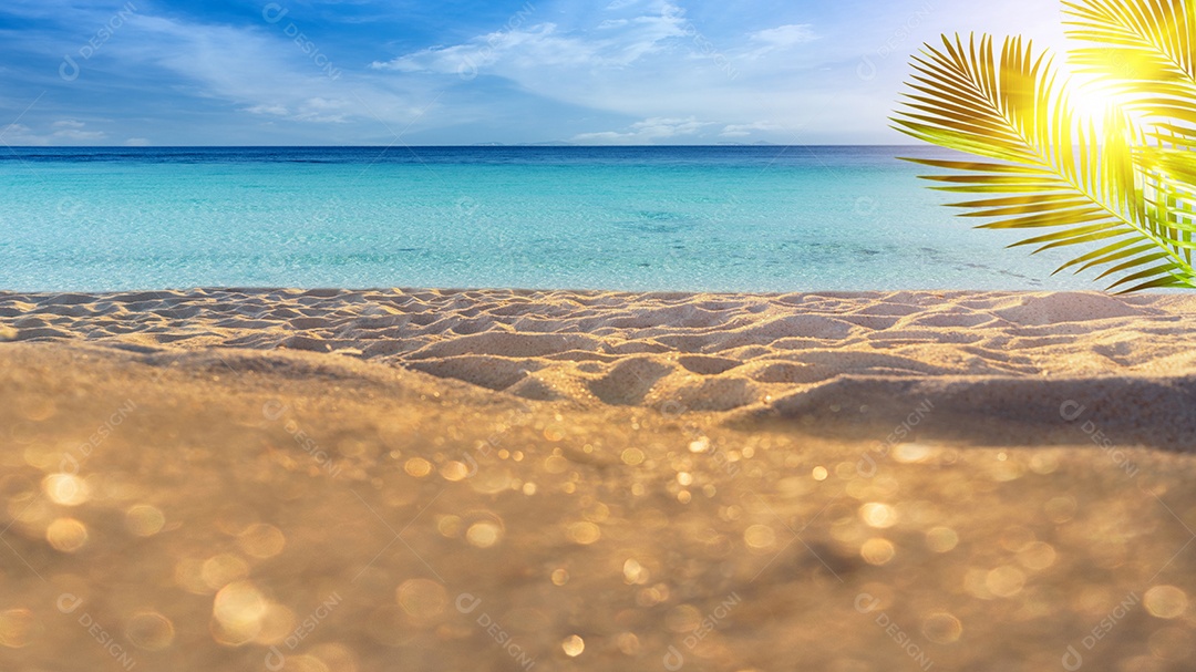 Linda praia de areia e vista para o mar azul no verão, ilha de luxo.