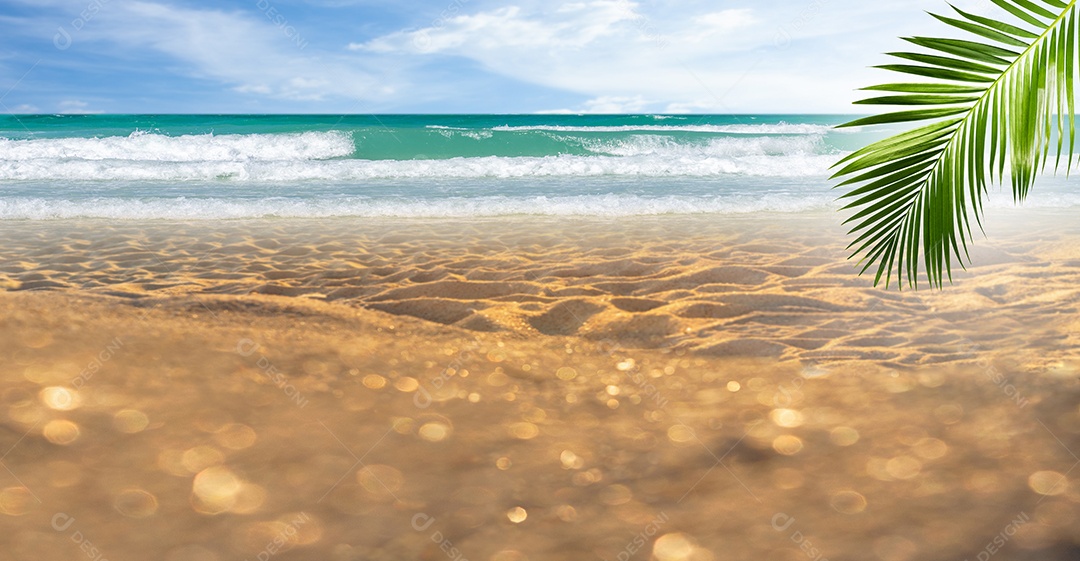 Linda praia de areia e vista para o mar azul no verão, ilha de luxo.