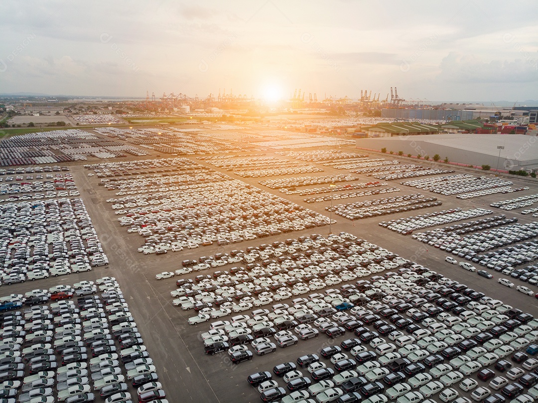 Vista aérea muito carro automotivo para importação e exportação para a concessionária.