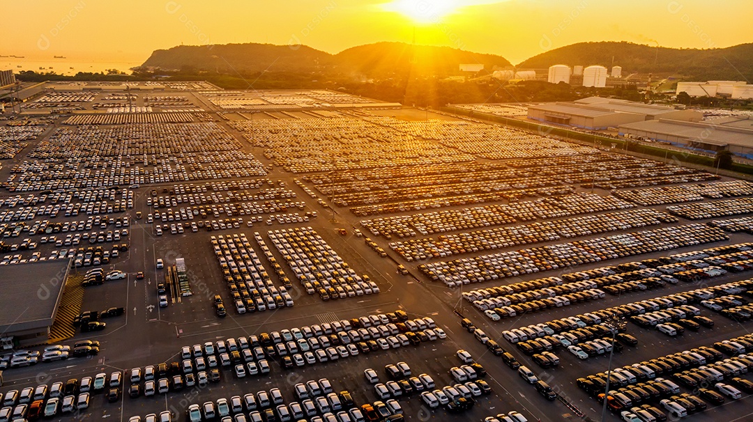 Vista aérea muito carro automotivo para importação e exportação para a concessionária.