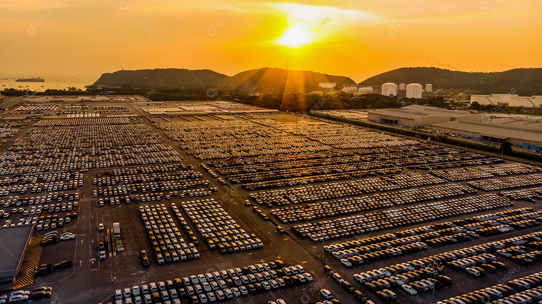 Vista aérea muito carro automotivo para importação e exportação para a concessionária.