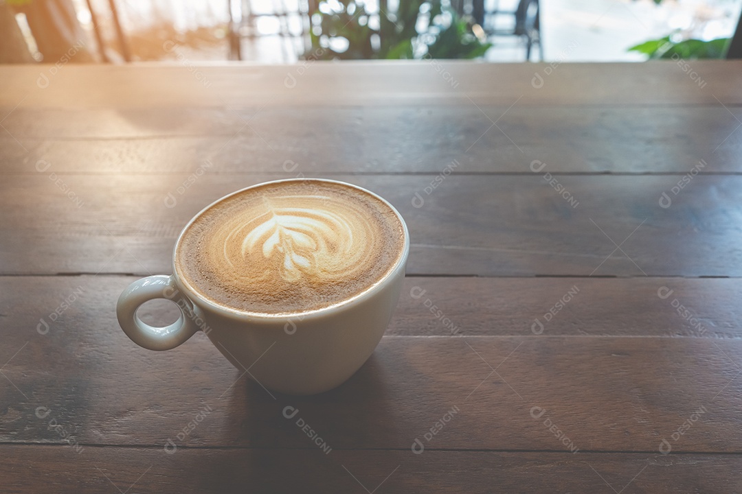 xícara de café cappuccino na mesa de madeira e estilo de vida vintage.