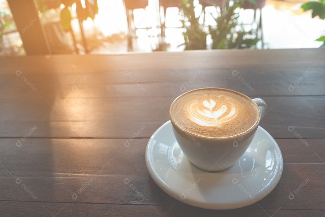 xícara de café cappuccino na mesa de madeira e estilo de vida vintage.