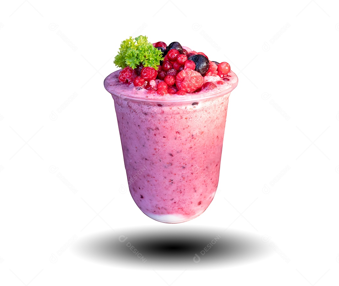 Batido de Berry com iogurte branco para o café da manhã saudável, comida verde em fundo branco isolado com traçado de recorte.