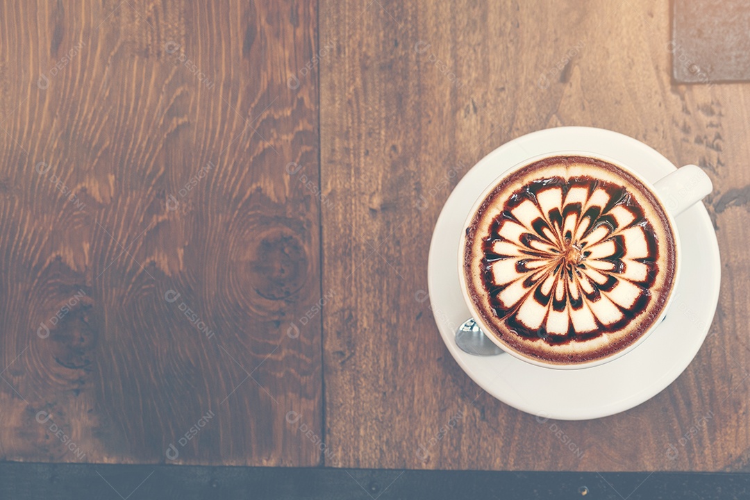 xícara de café cappuccino na mesa de madeira e estilo de vida vintage; chocolate no copo branco.