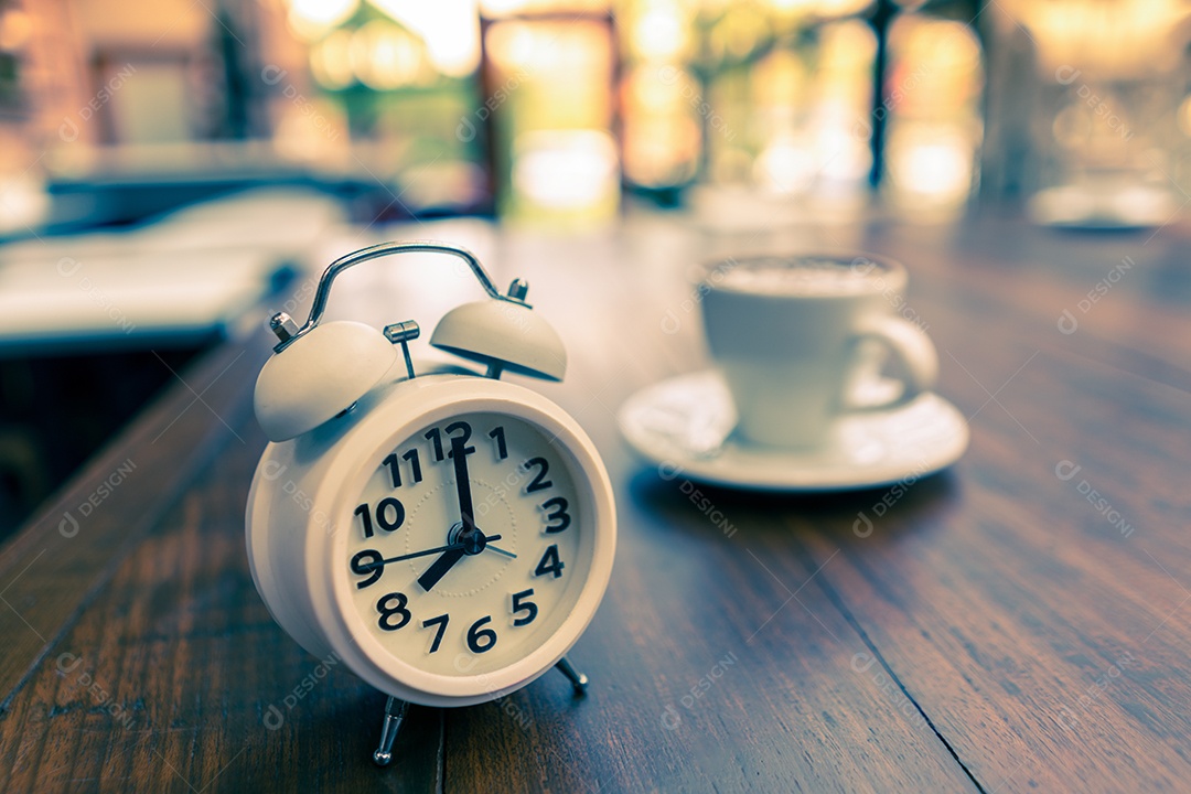 Relógio com café na mesa para atualizar antes de trabalhar às 8 horas