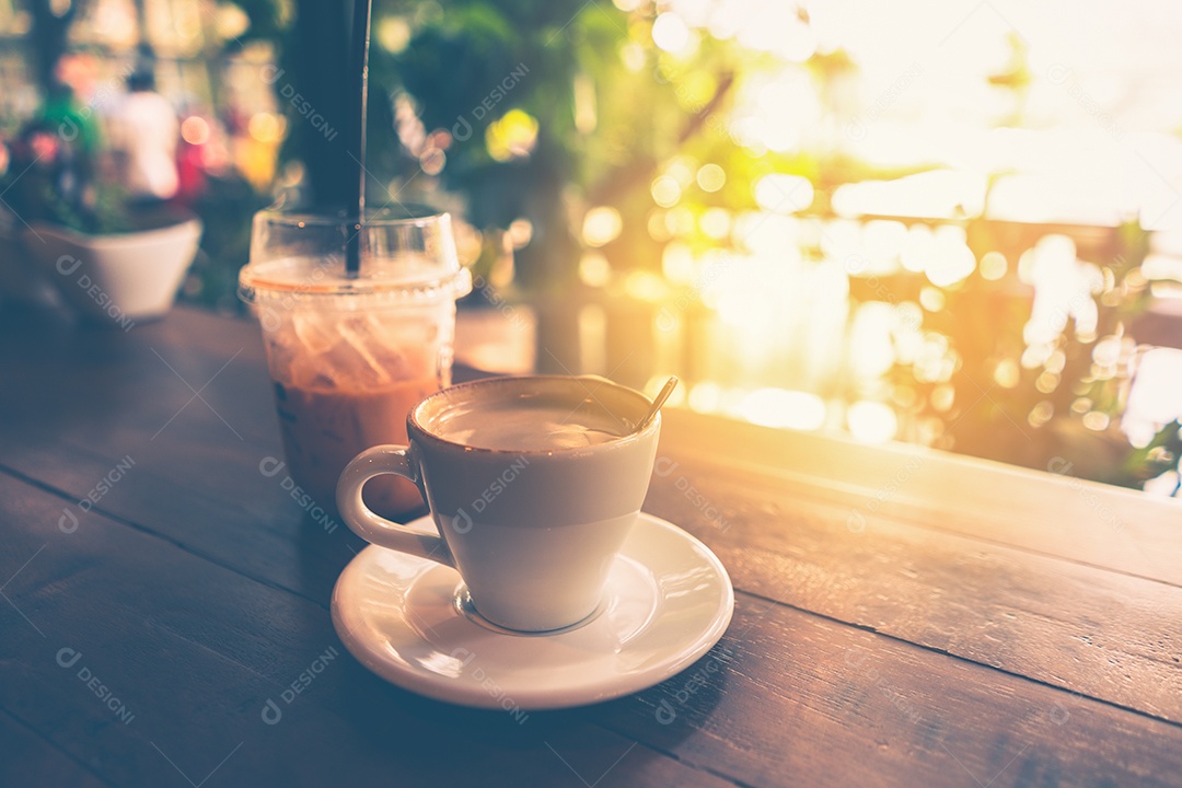 xícara de café cappuccino na mesa de madeira e estilo de vida vintage; chocolate no copo branco.