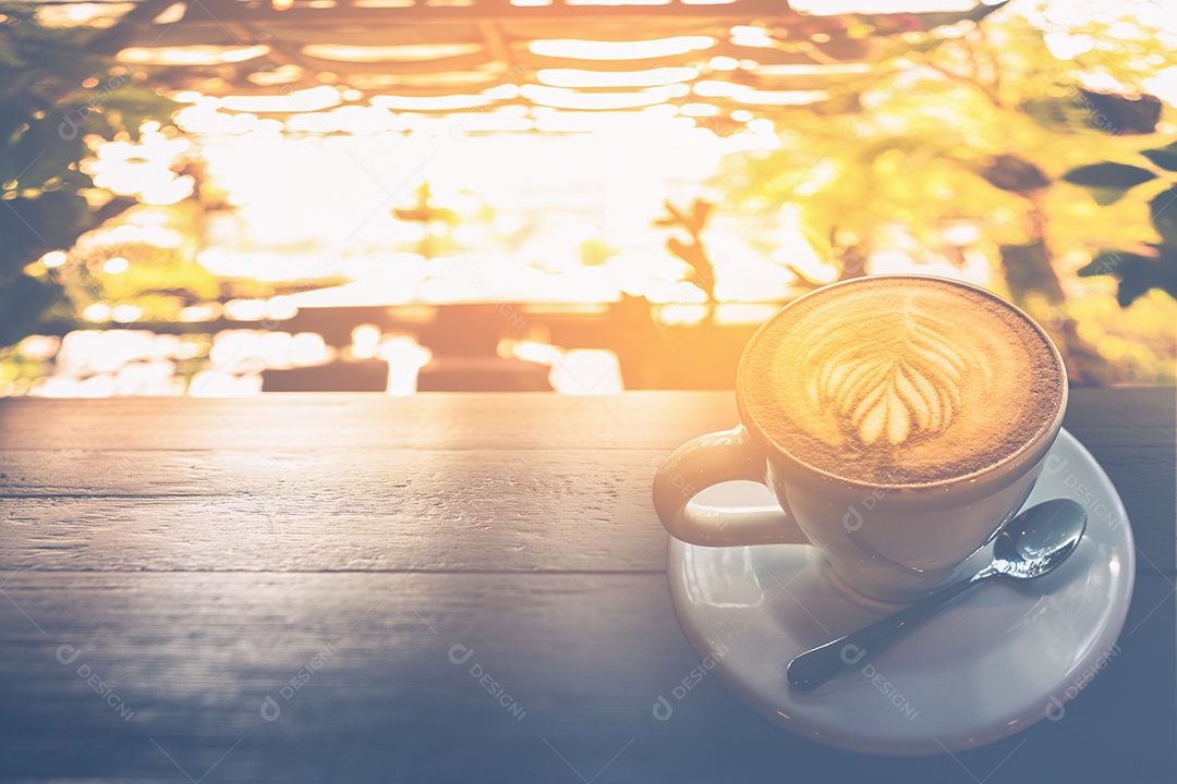 xícara de café cappuccino na mesa de madeira e estilo de vida vintage; chocolate no copo branco.