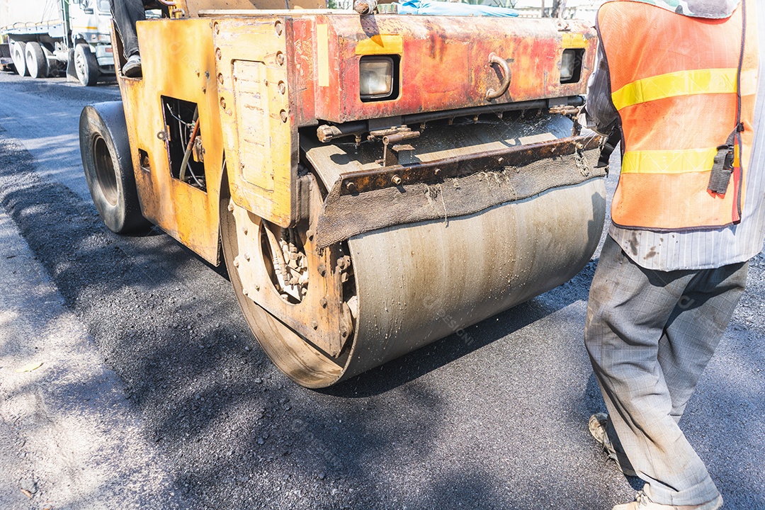 Canteiro de obras de estrada de asfalto vibratório de rolos de borracha compactador.