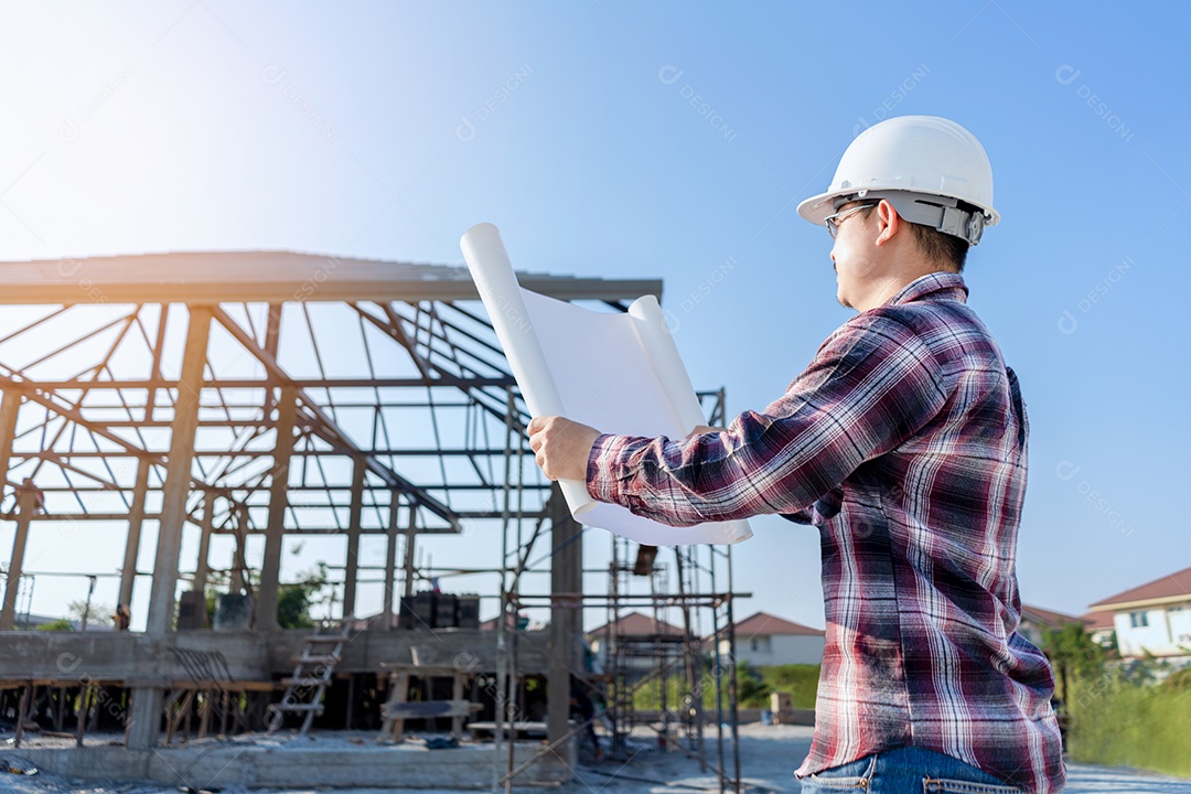 Capataz segurando projeto de desenho e procurando verificar casa.