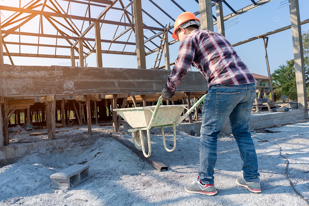 Trabalho de pedreiro empurrando um carrinho de mão ou carrinho de cimento.