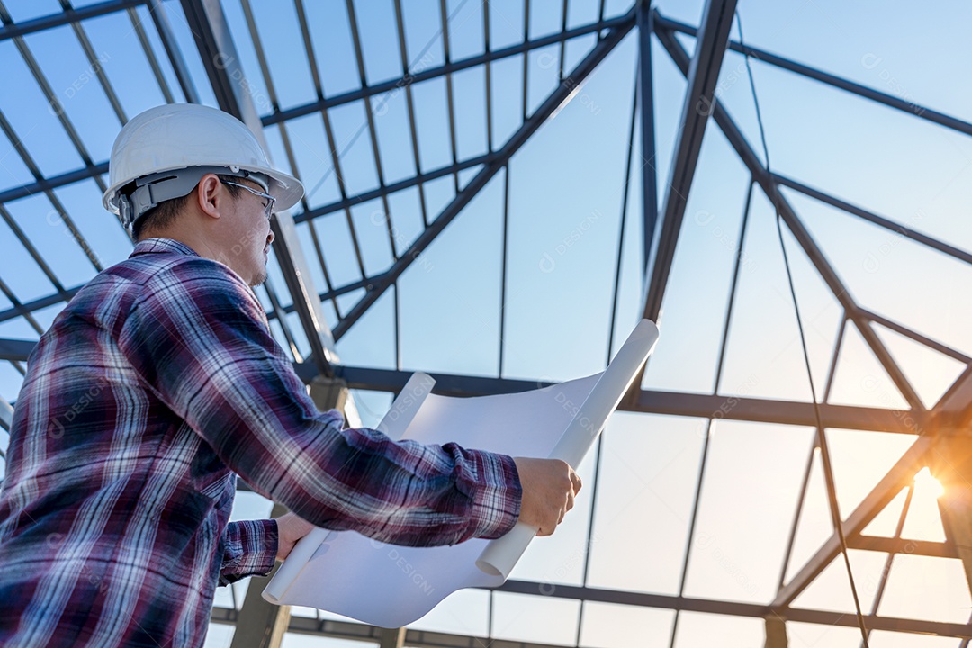 Capataz segurando projeto de desenho e procurando verificar casa.