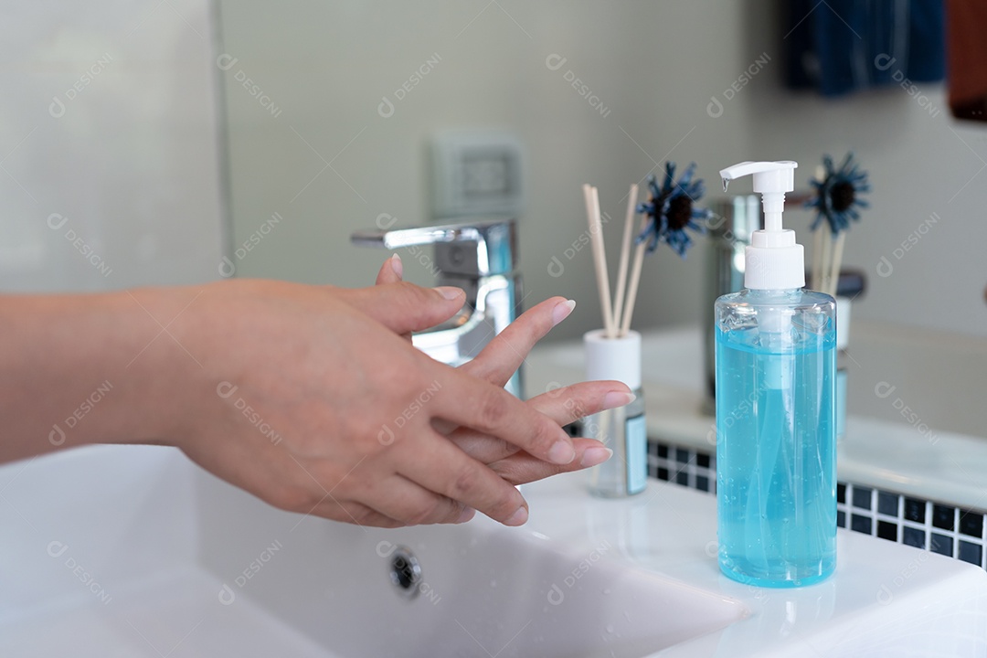 Pessoas da Ásia usando gel de álcool para limpar bactérias e vírus protegem a infecção e a disseminação do COVID 19.