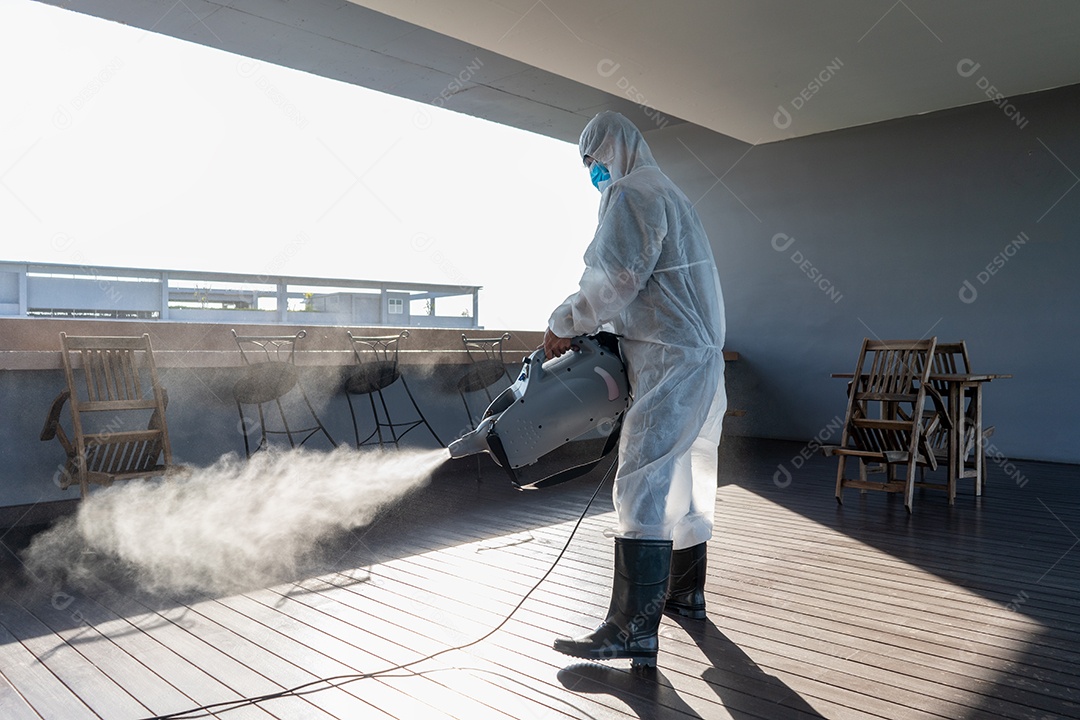 Homem em traje de proteção ou roupa, spray para limpeza e desinfecção do vírus Covid-19, doença do vírus Corona.