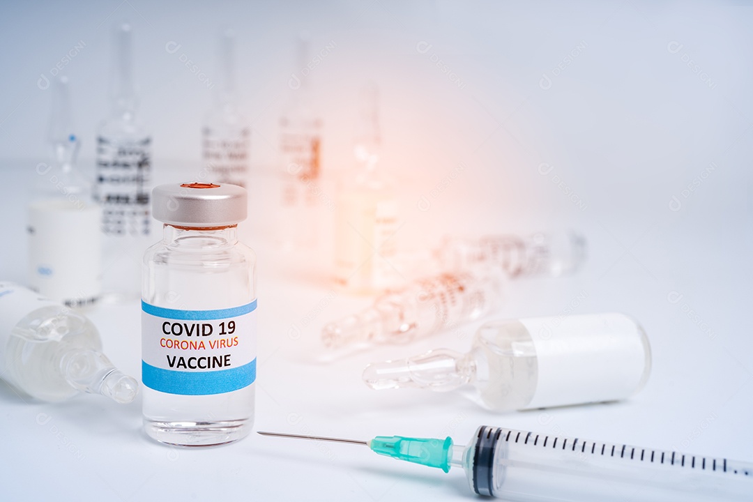 Vacina CORONA vacina COVID-19 com seringas em fundo branco.