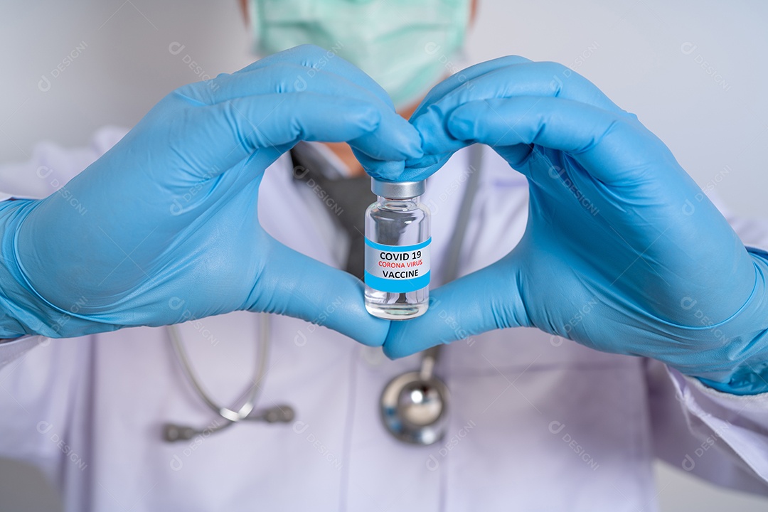 Masculino médico vestindo um símbolo PPE amor com um estetoscópio.