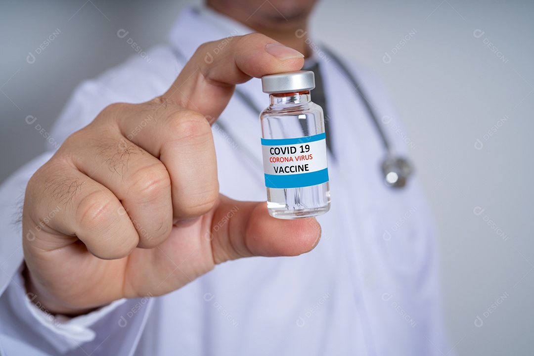 Médico masculino usando EPI com estetoscópio no ombro e segurando.