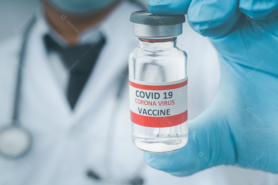 Médico segurando vacina contra COVID-19.