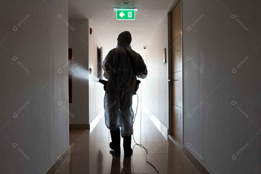 Homem em traje de proteção ou roupas, spray para limpeza e desinfecção.