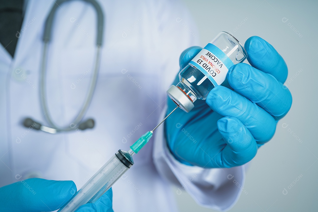 Médico masculino usando EPI com estetoscópio no ombro e segurando.