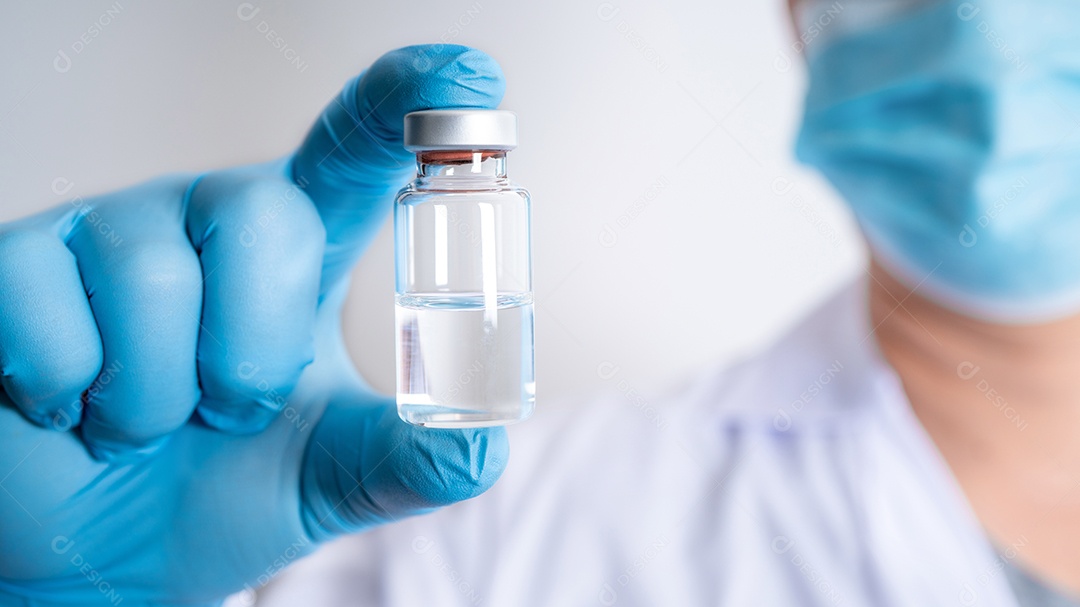 Médico masculino usando EPI com estetoscópio no ombro e segurando.