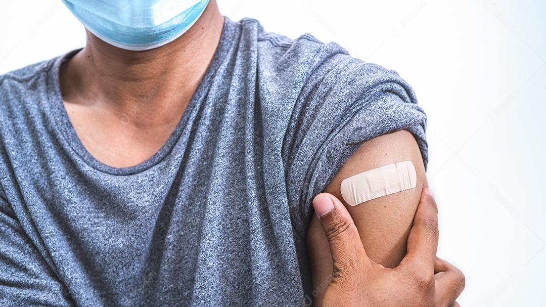 Homem colocando curativo adesivo médico no braço do homem depois de entrar.