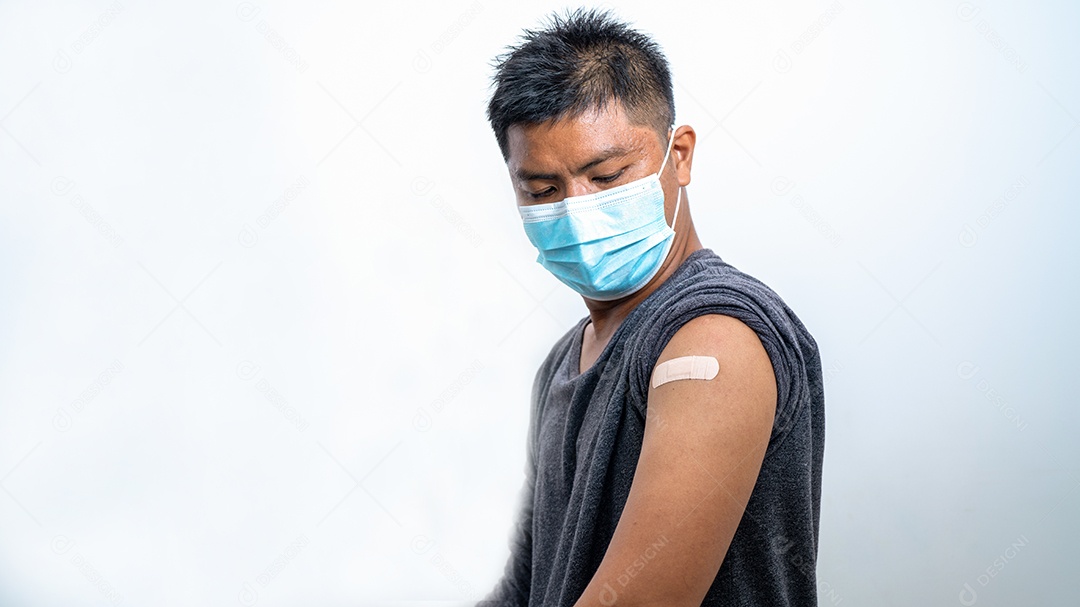 Homem colocando curativo adesivo médico no braço do homem depois de entrar.