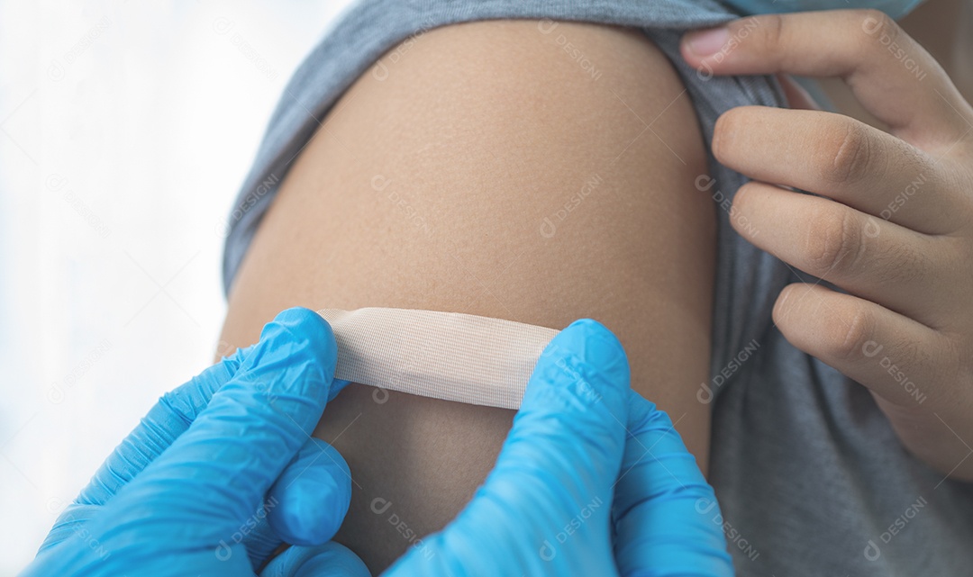 Médico em luvas de proteção EPI de entulho azul colocando proibição adesiva.