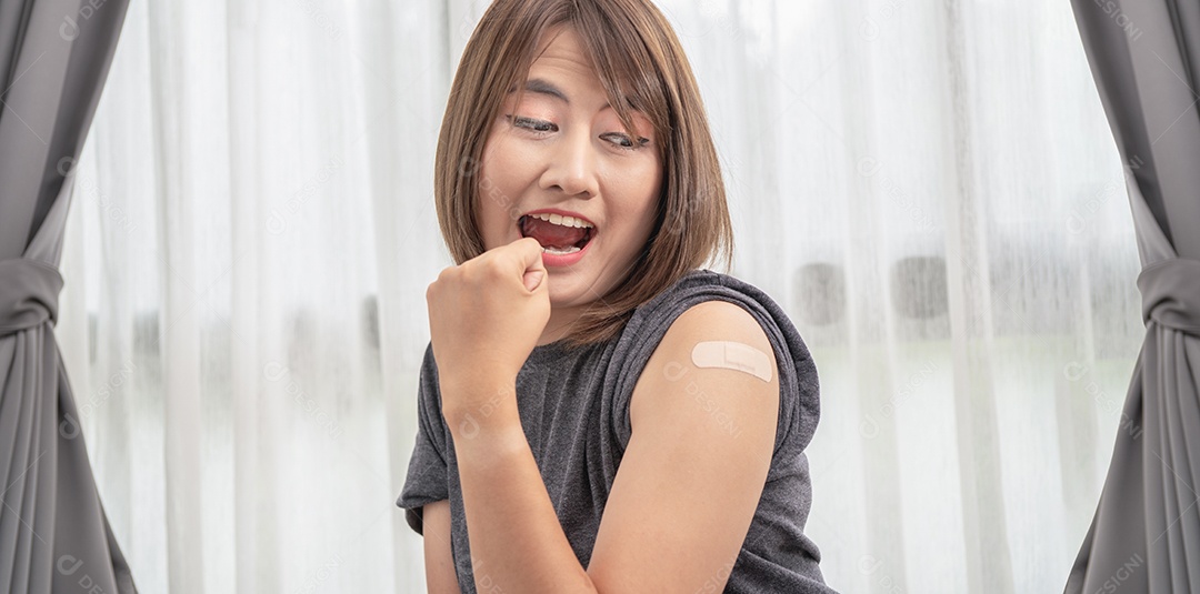 Mão de mulher para cima depois de colocar curativo adesivo emplastro médico.