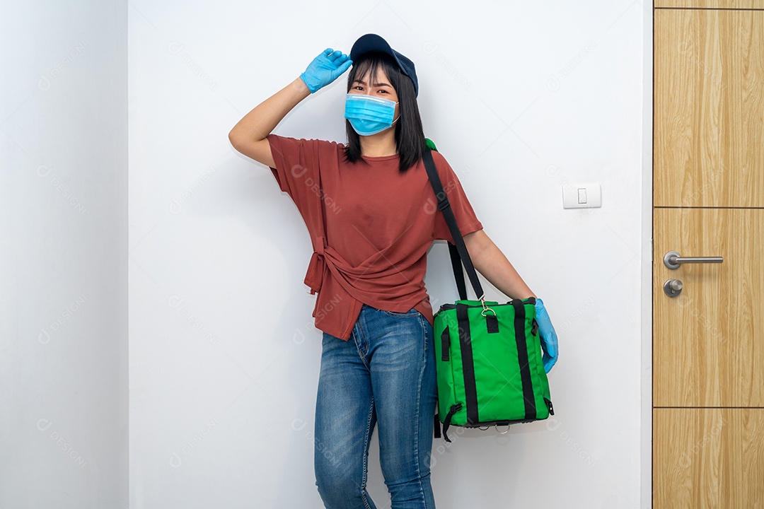 Mulher de serviço de comida de entrega inteligente entregando bolsa de transporte no ombro.