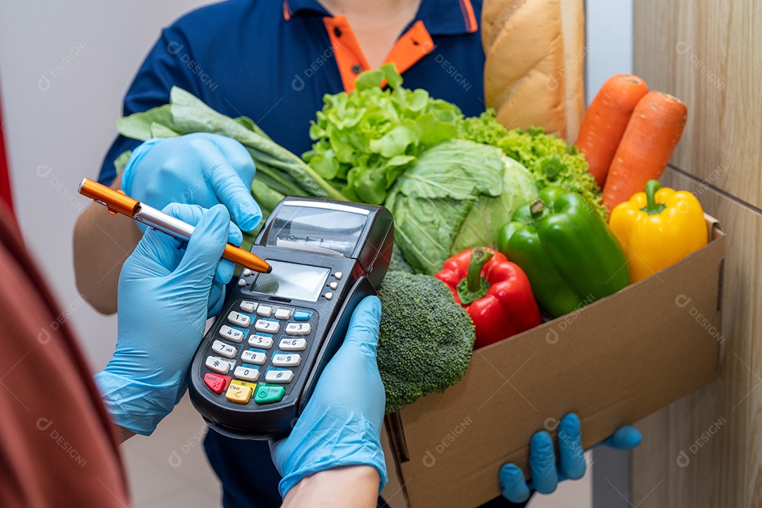 Homem de serviço de comida de entrega inteligente entregando comida e ponto para crédito.